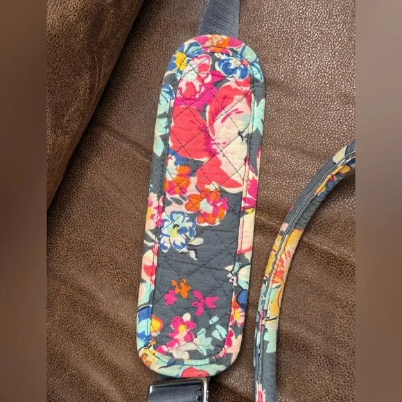 Vera Bradley Khaki Green & Floral Patterned Tote. Overnight bag - Picture 14 of 14